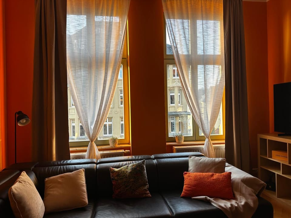 Communal lounge/ TV room, TV and multimedia, Living room, Seating area, Evening entertainment