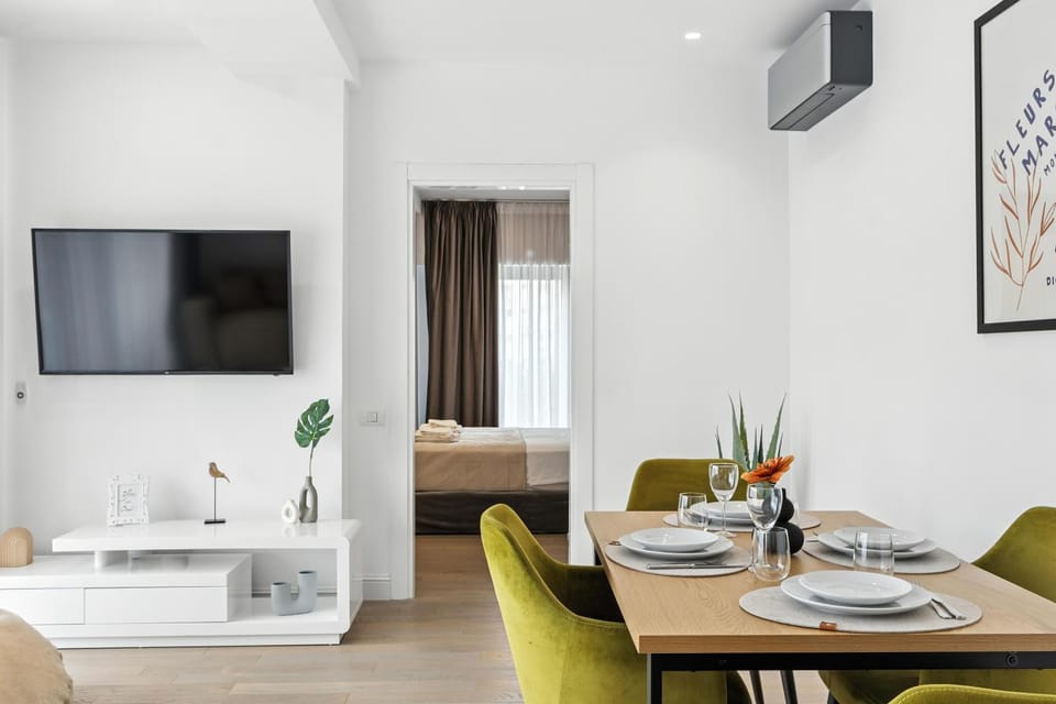 Bed, TV and multimedia, Living room, Photo of the whole room, Seating area, Dining area, Evening entertainment, Bedroom
