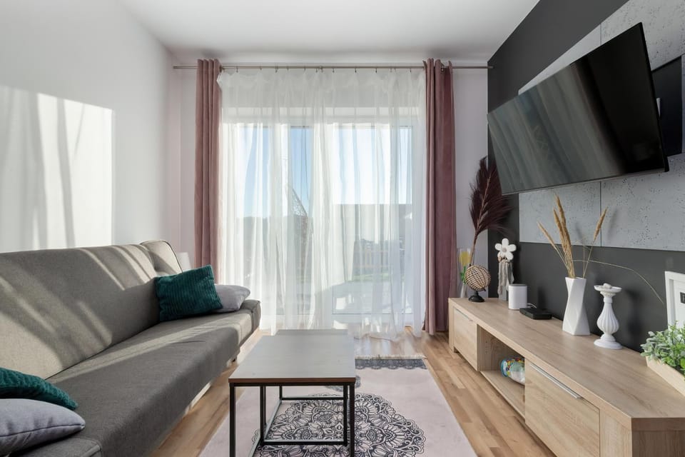 TV and multimedia, Living room, Seating area, Evening entertainment