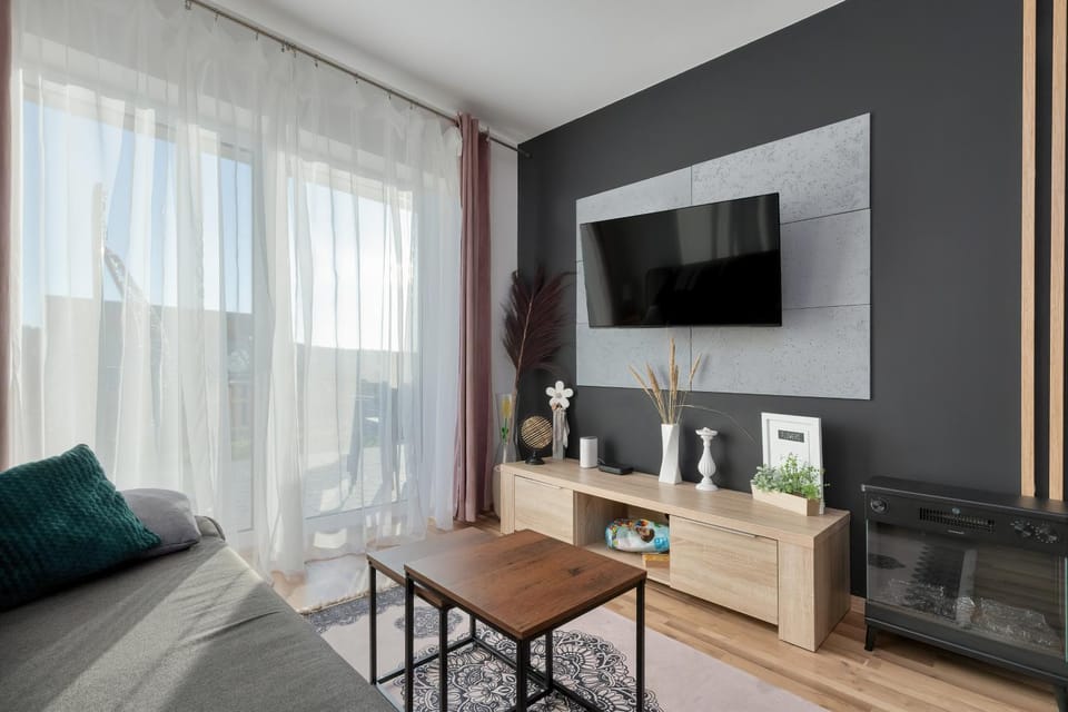 TV and multimedia, Living room, Seating area, Evening entertainment