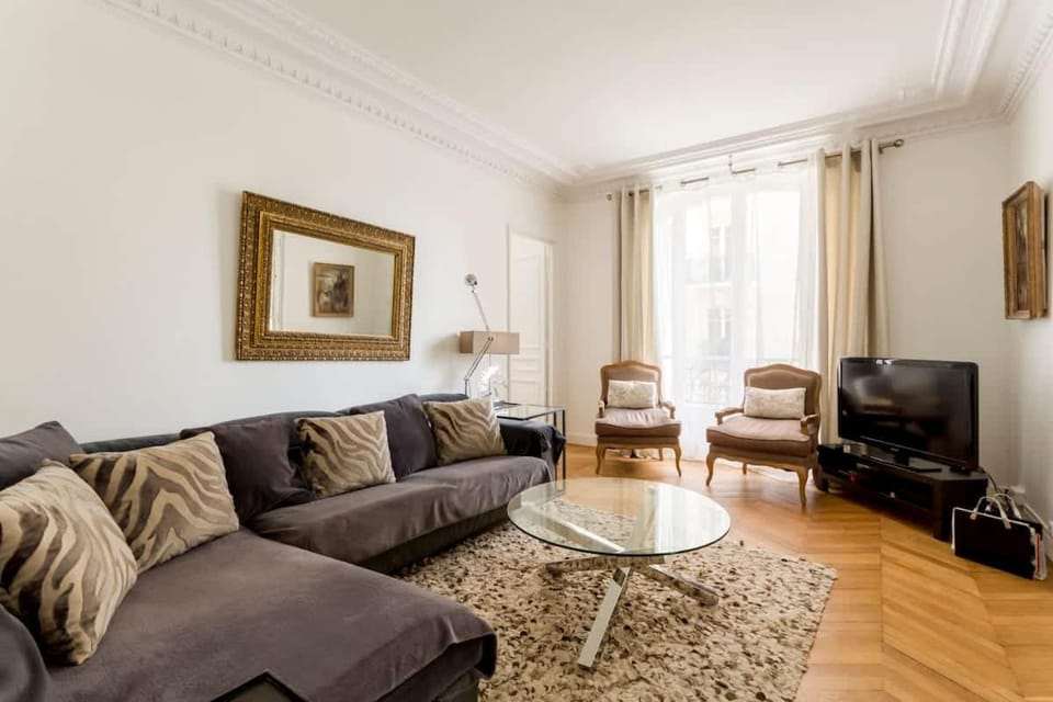 Chic Parisian Stay Trocadéro & Eiffel Tower Apartment in Paris