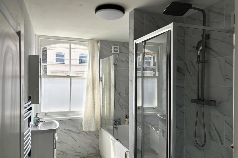 Lotus Apartment C Apartment in London
