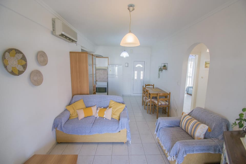 Seating area, Dining area, air conditioner