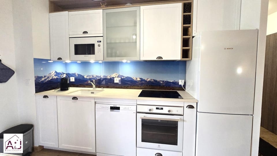Kitchen or kitchenette, dishwasher, oven, stove