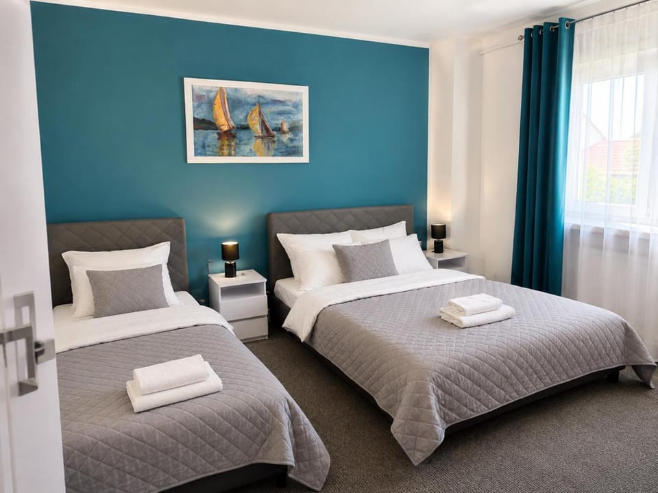 Bed, Photo of the whole room, Bedroom, towels