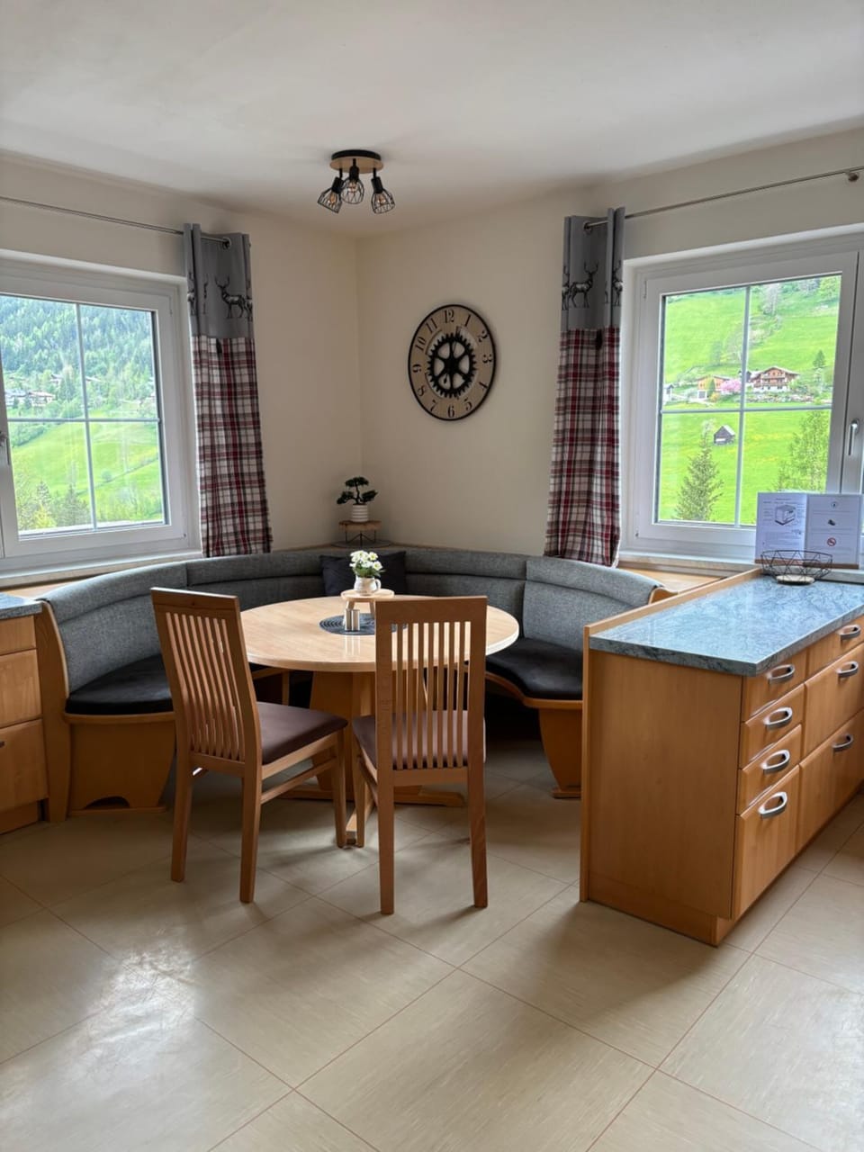 Seating area, Dining area, kitchen