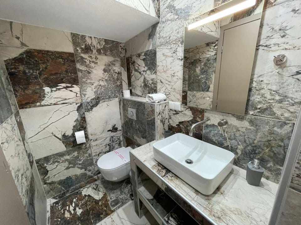 Toilet, Bathroom, towels