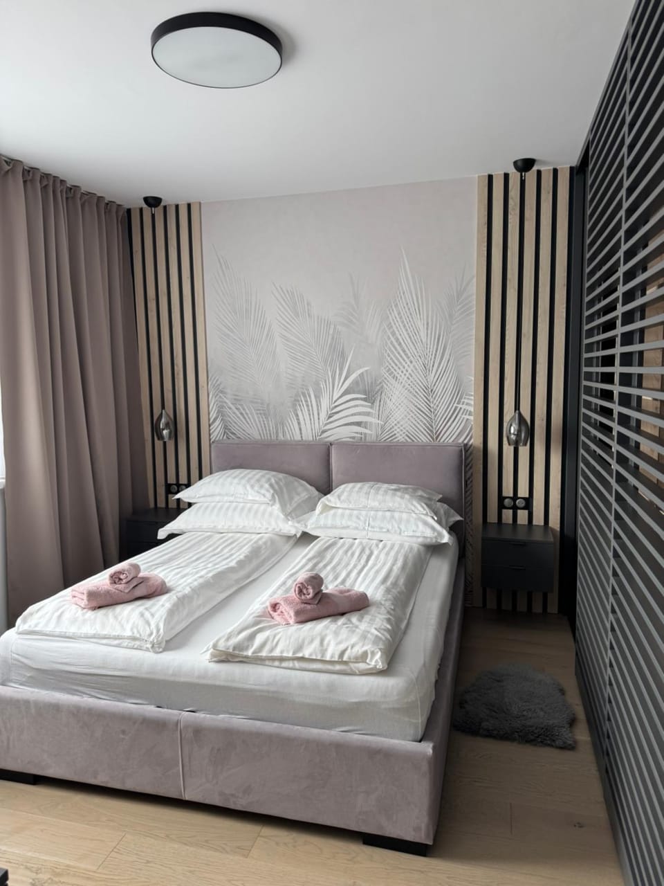 Bed, Photo of the whole room, Bedroom, towels