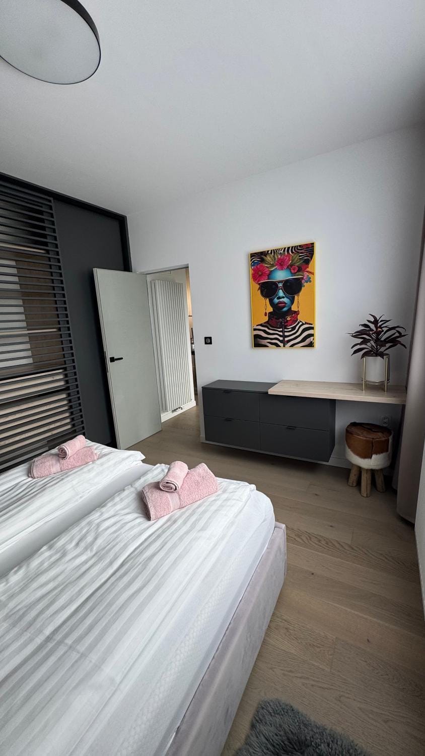 Photo of the whole room, Bedroom, towels