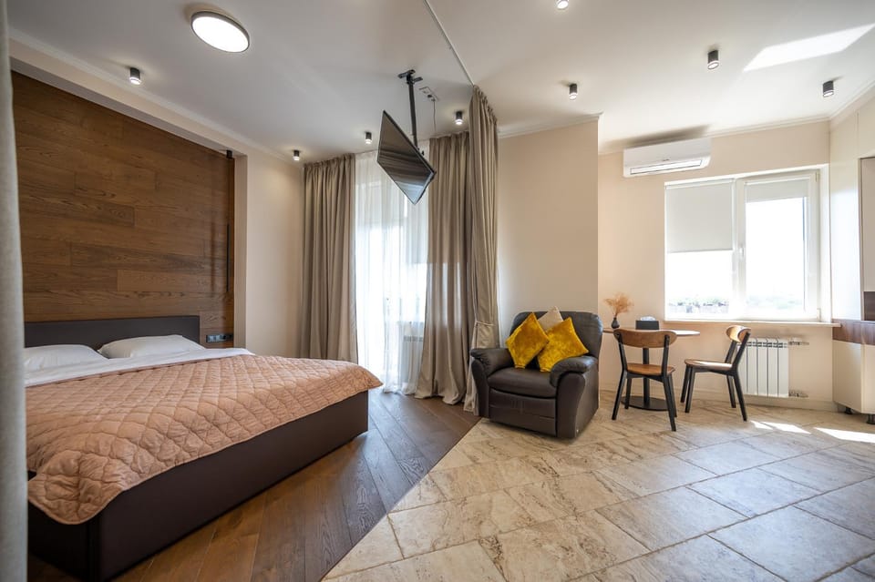 Bed, TV and multimedia, Photo of the whole room, Dining area, air conditioner
