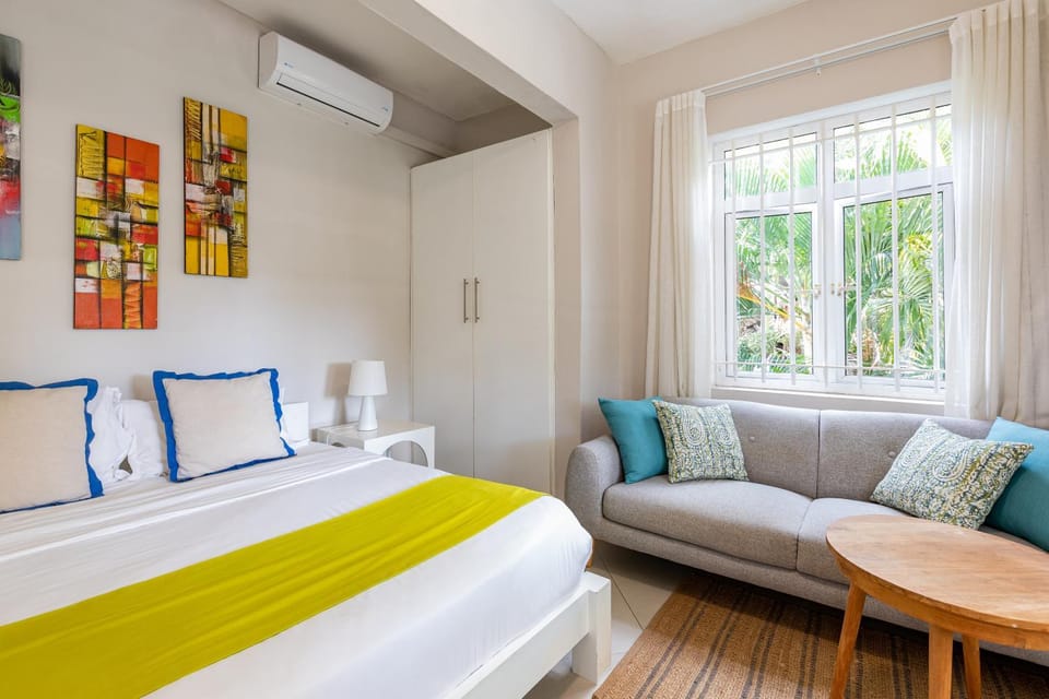 Bed, Photo of the whole room, Seating area, Bedroom, air conditioner