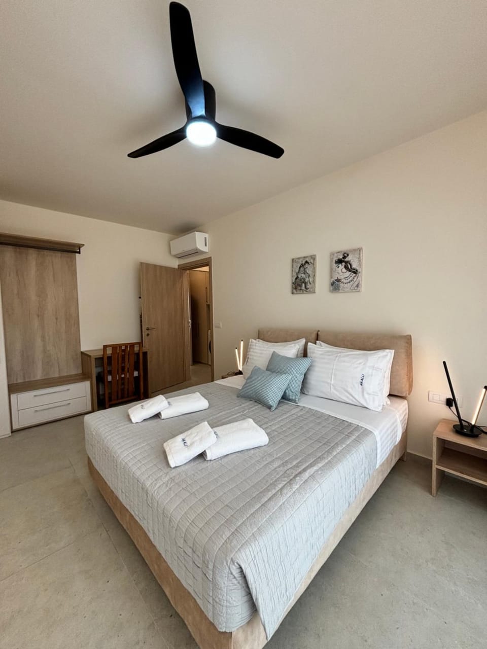 Bed, Photo of the whole room, towels, air conditioner