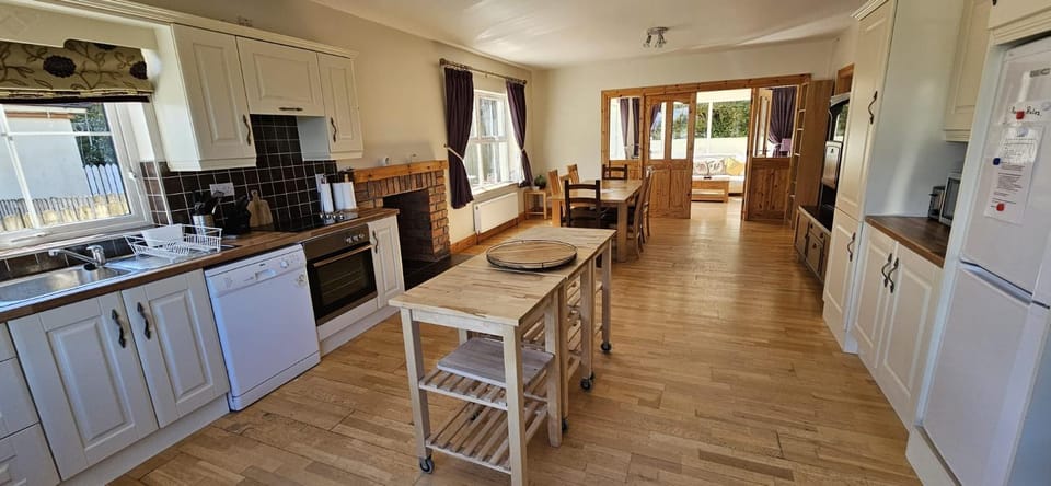 Kitchen or kitchenette, Dining area, dishwasher, oven, stove