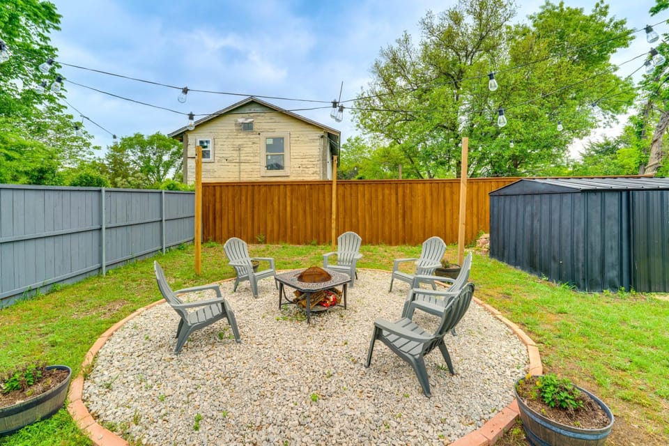 5 Mi to Dtwn: Dallas Home w/ Patio & Fire Pit! House in Dallas