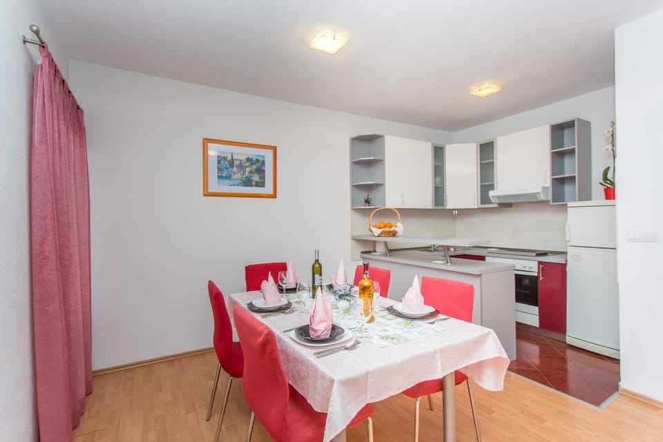 Kitchen or kitchenette, Dining area
