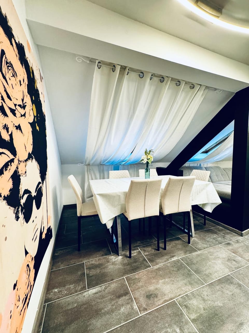 Seating area, Dining area