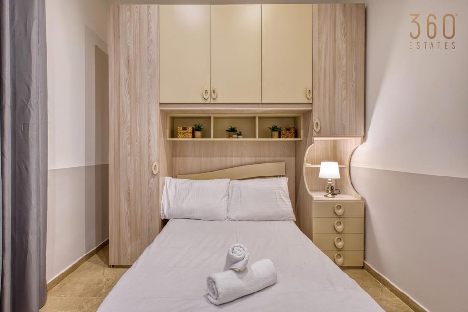 Bed, Photo of the whole room, Bedroom, towels, wardrobe
