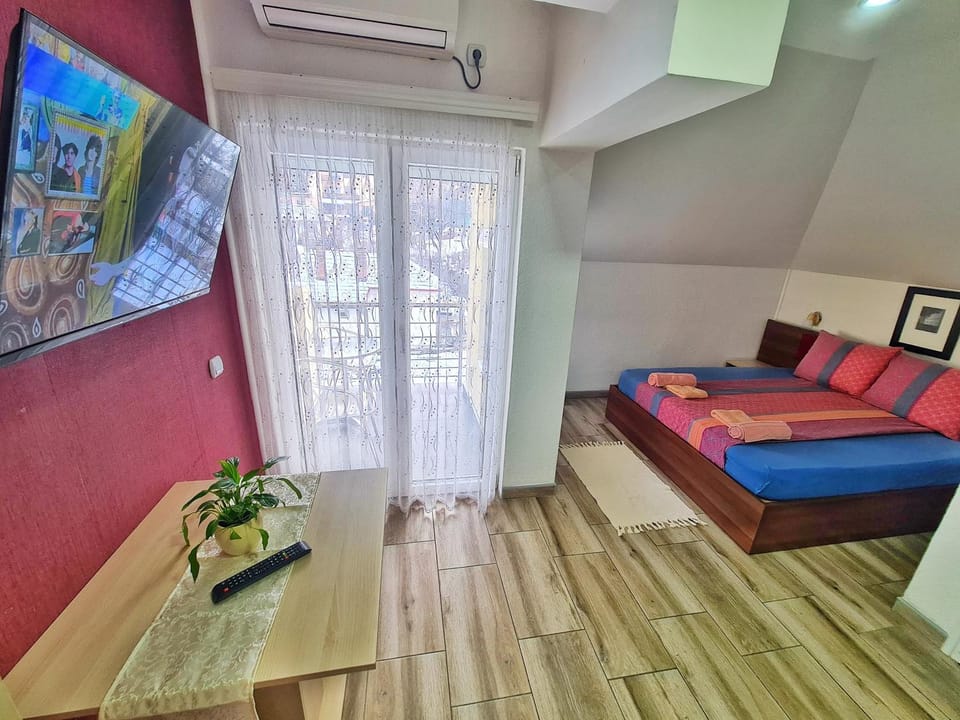 Bed, TV and multimedia, Photo of the whole room, air conditioner