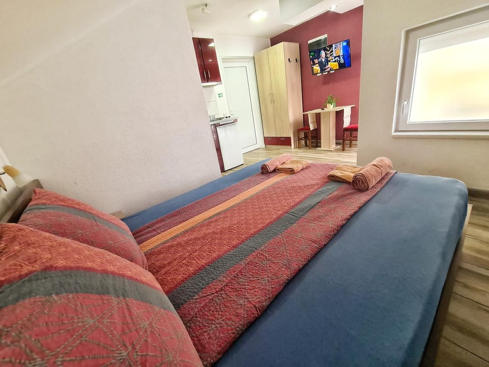 Bed, TV and multimedia, Photo of the whole room