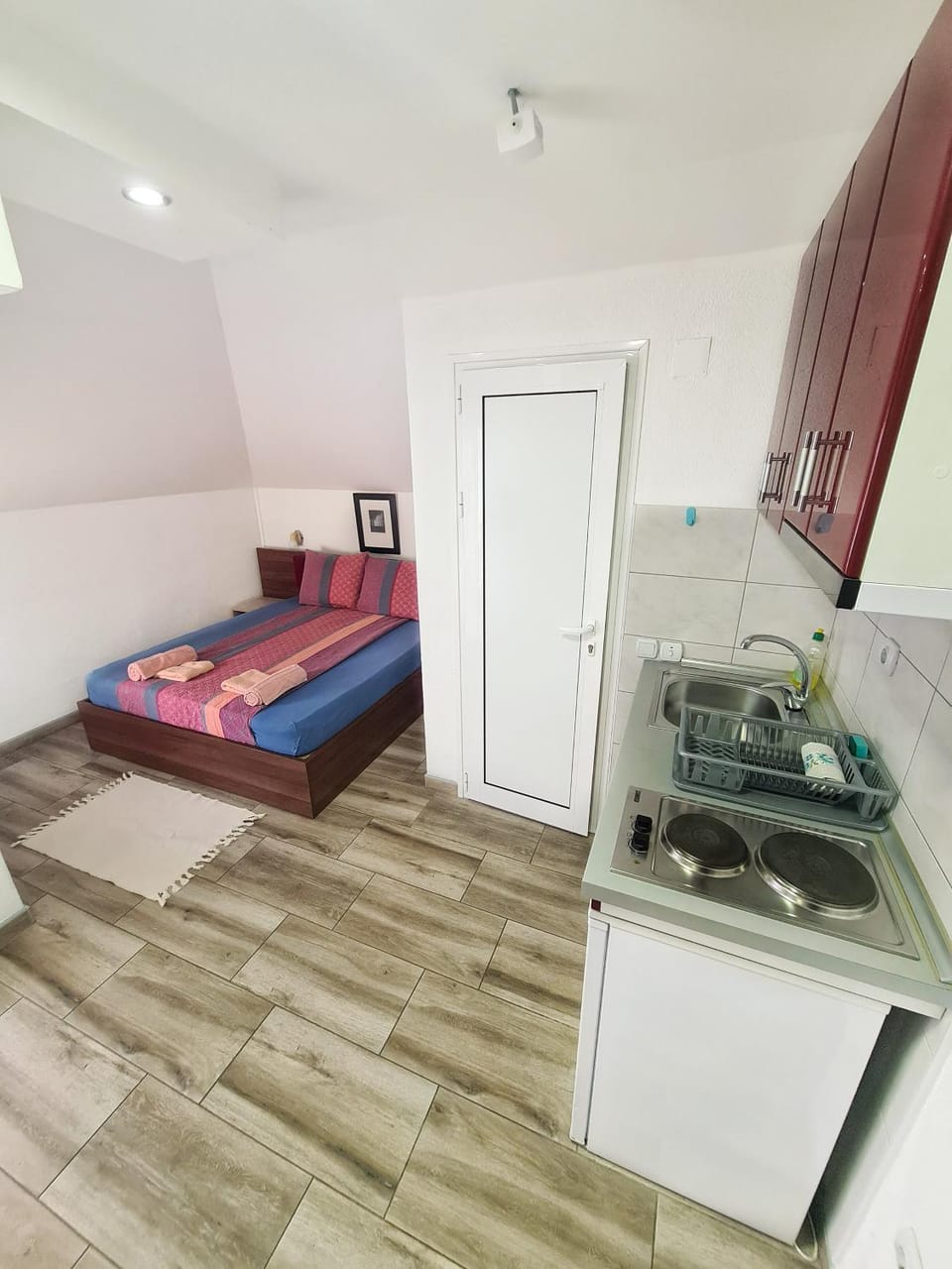 Bed, Kitchen or kitchenette, Photo of the whole room, stove