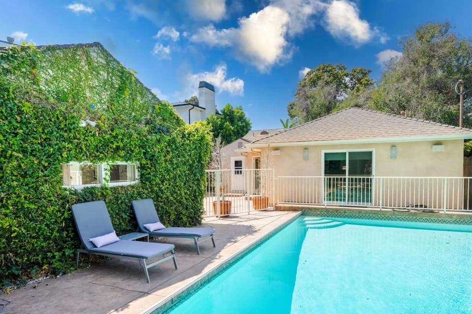 Walk to Ventura Boulevard Pool & HotTub with PingPong & BBQ House in Sherman Oaks