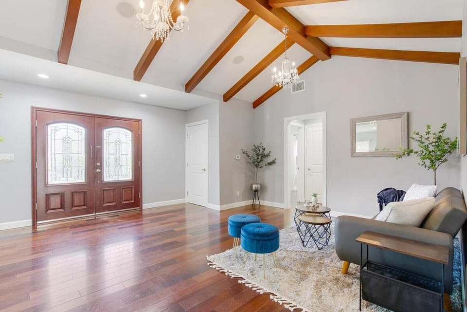Walk to Ventura Boulevard Pool & HotTub with PingPong & BBQ House in Sherman Oaks