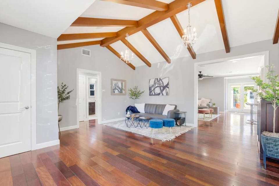 Walk to Ventura Boulevard Pool & HotTub with PingPong & BBQ House in Sherman Oaks