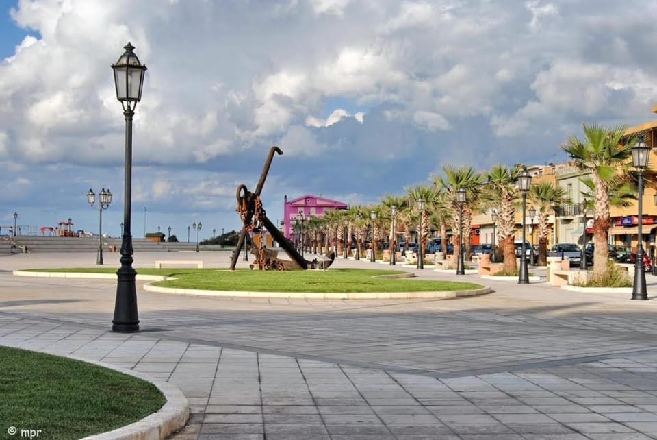 Nearby landmark, Day, Natural landscape, Evening entertainment, City view, Location