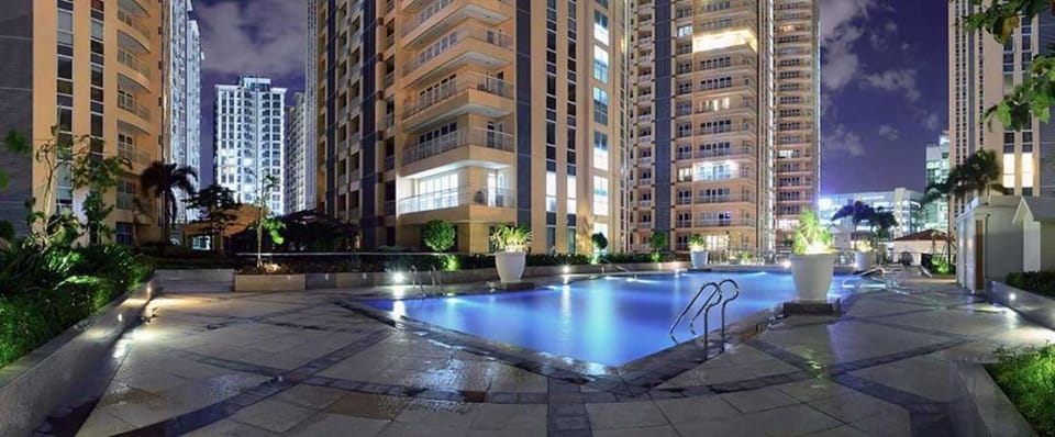 Sunset View in Venice Grand Canal Mall Suite, Pet Friendly, Walking distance to Venice Mall, 5 mins away to BGC Apartment hotel in Makati
