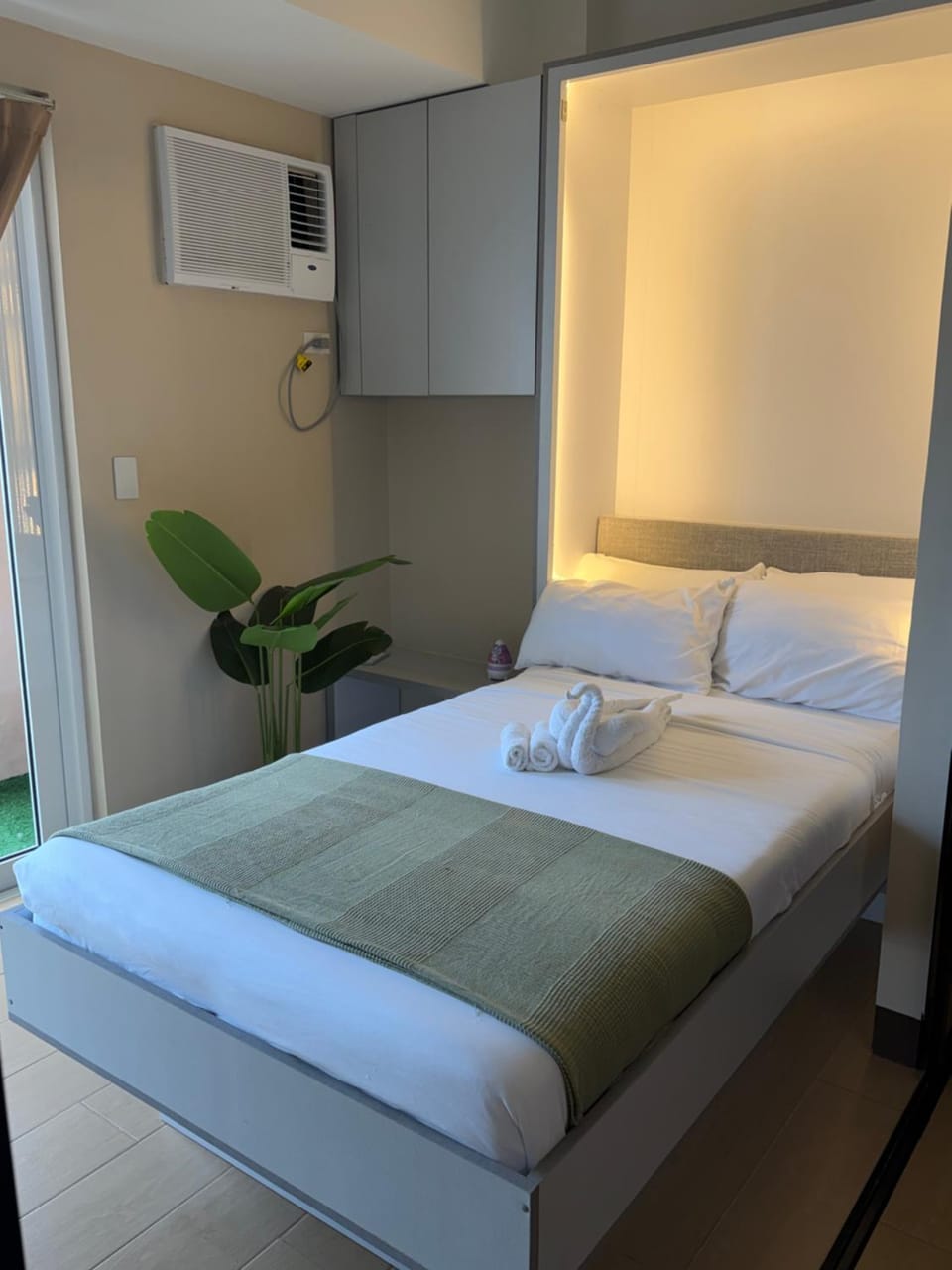 Sunset View in Venice Grand Canal Mall Suite, Pet Friendly, Walking distance to Venice Mall, 5 mins away to BGC Apartment hotel in Makati