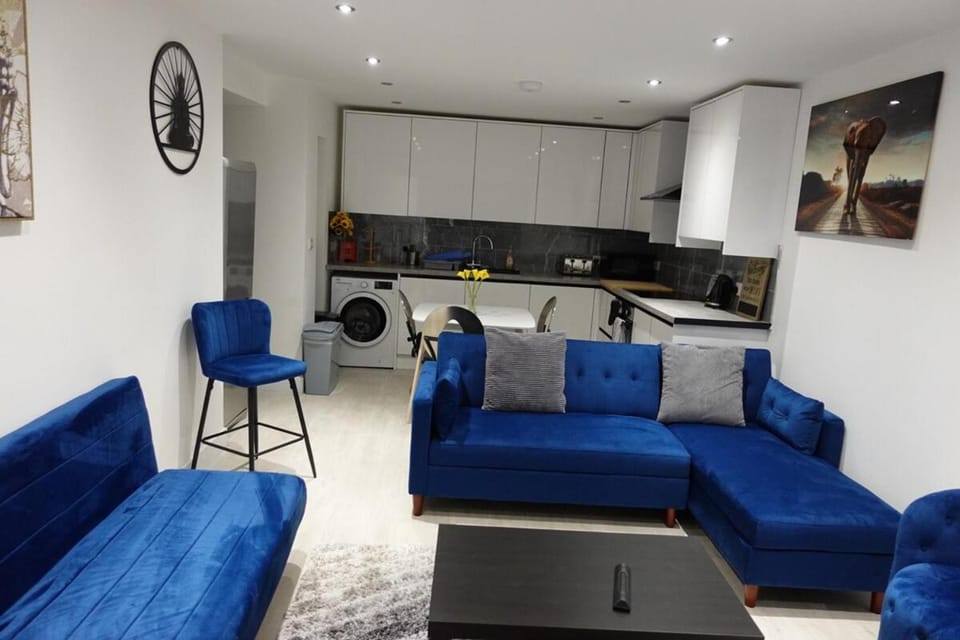 Kyoto House 2 I Luxury 2BR Home I Mid-Long Term I Parking I 45 Inch TVs in rooms with NETFLIX House in Derby