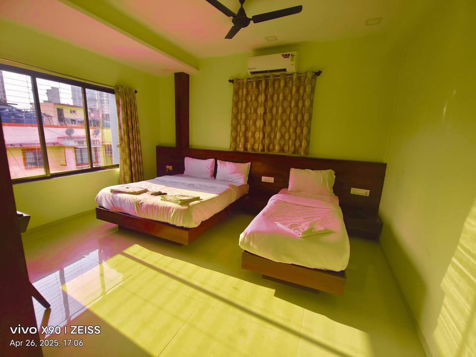 Bed, Living room, Photo of the whole room, Seating area, Bedroom, fireplace, towels