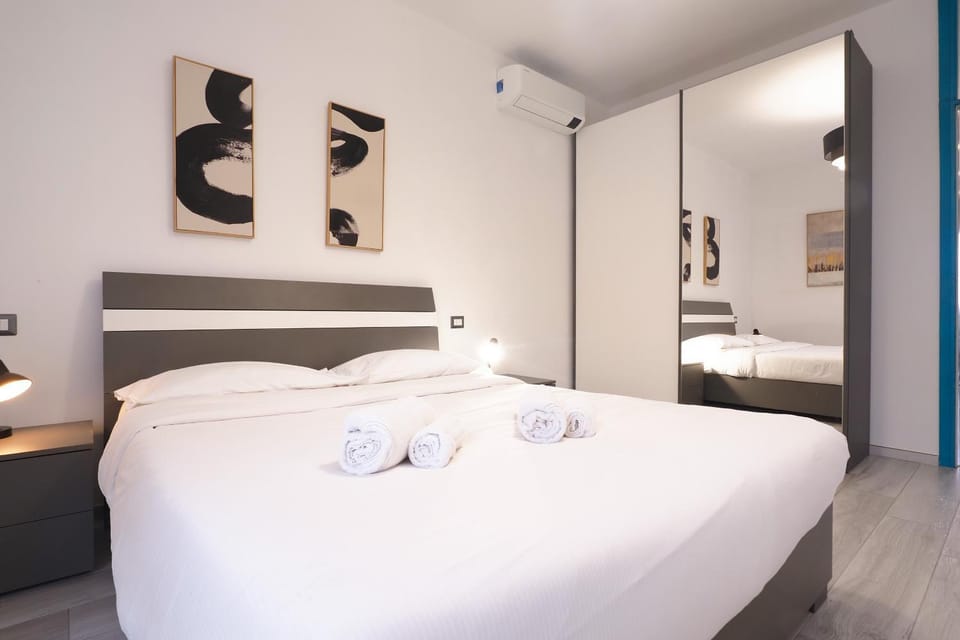 Bed, Bedroom, wardrobe, air conditioner
