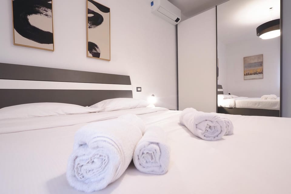 Bed, Bedroom, towels, air conditioner