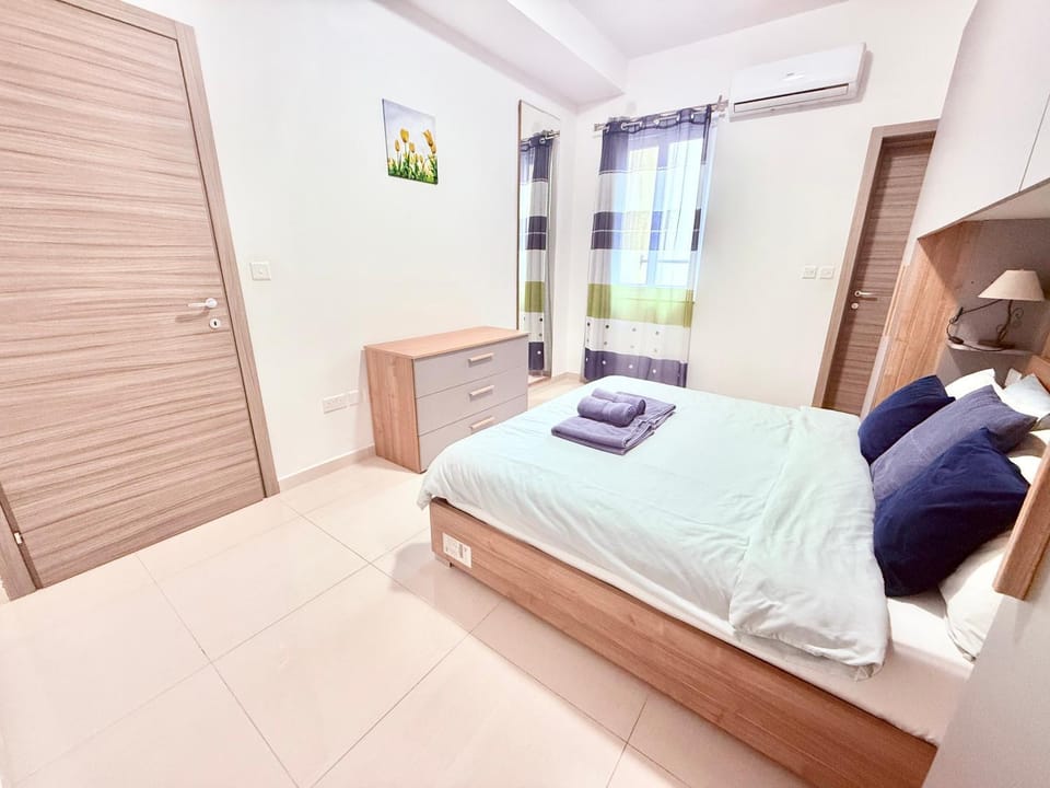 Bed, Photo of the whole room, Bedroom, towels, air conditioner