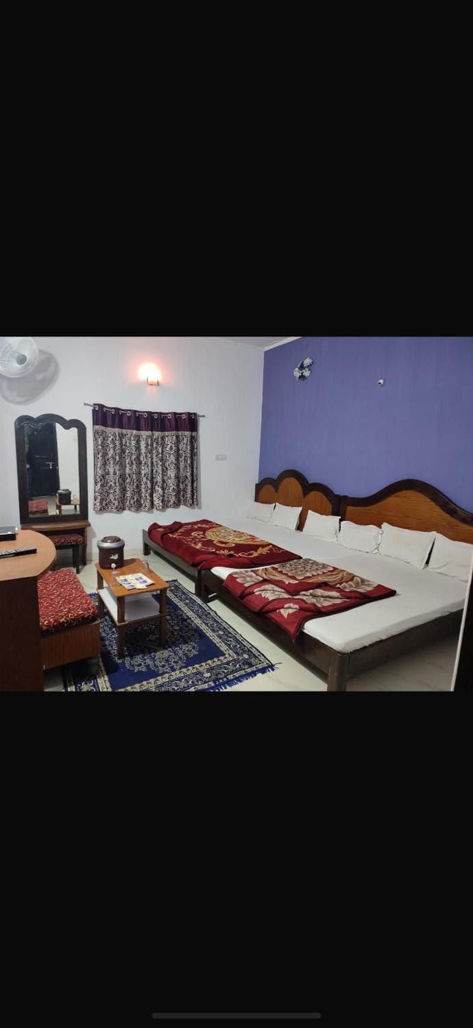 Bed, TV and multimedia, Seating area, Bedroom
