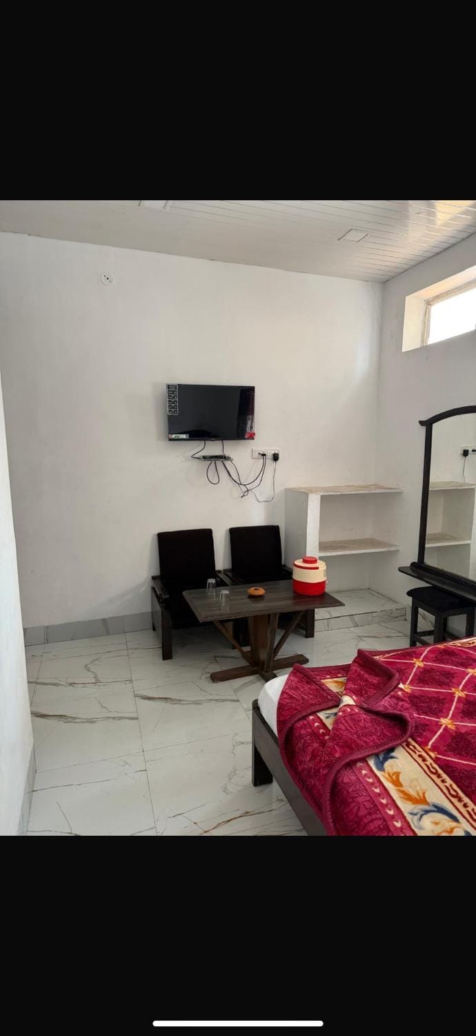TV and multimedia, Seating area, Bedroom