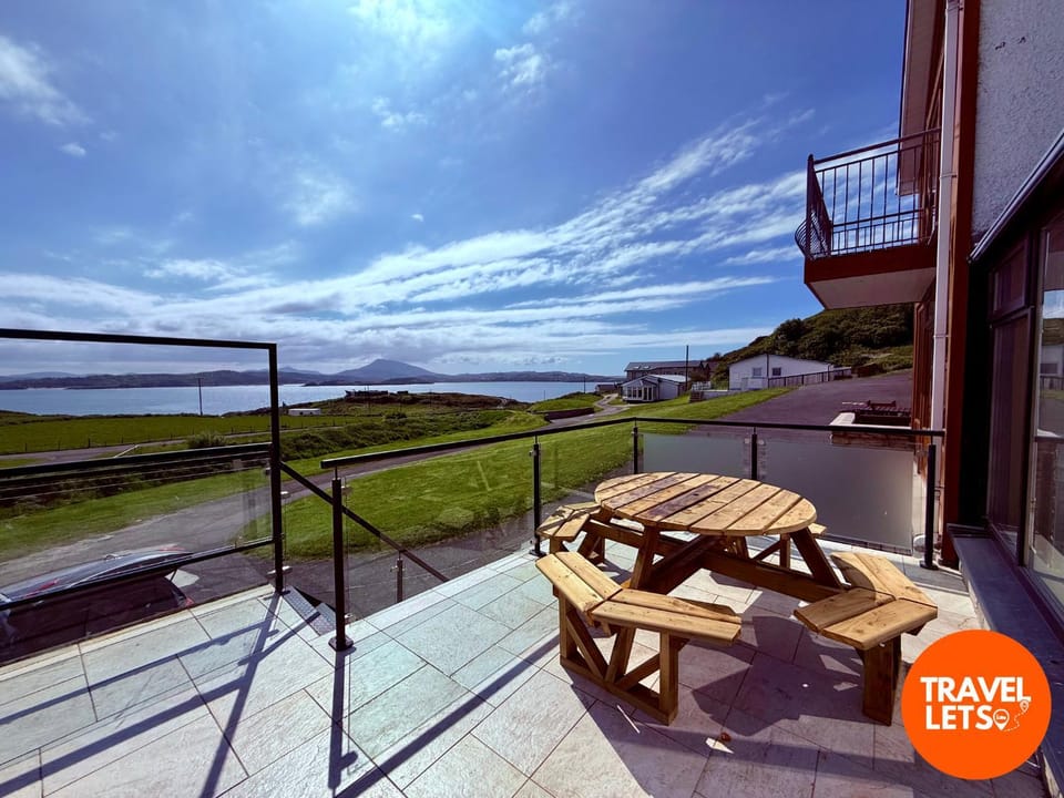 Property building, Balcony/Terrace, Sea view