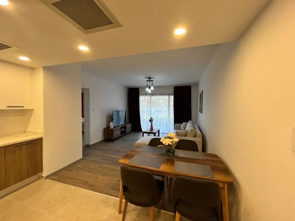 TV and multimedia, Kitchen or kitchenette, Living room, Seating area, Dining area