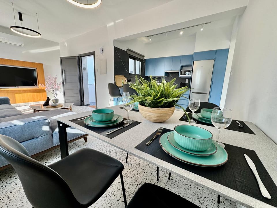 TV and multimedia, Coffee/tea facilities, Kitchen or kitchenette, Living room, Seating area, Dining area, minibar