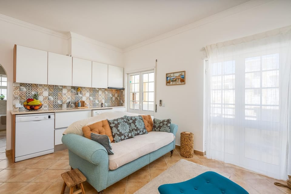 Kitchen or kitchenette, Living room, Dining area, oven, pet friendly, stove