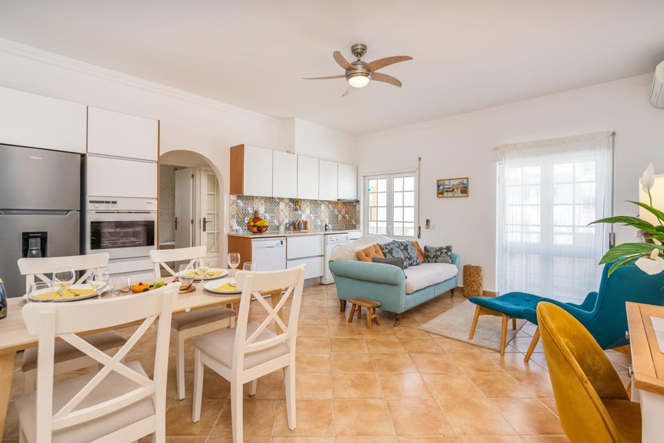 Kitchen or kitchenette, Living room, Dining area, oven, pet friendly, stove