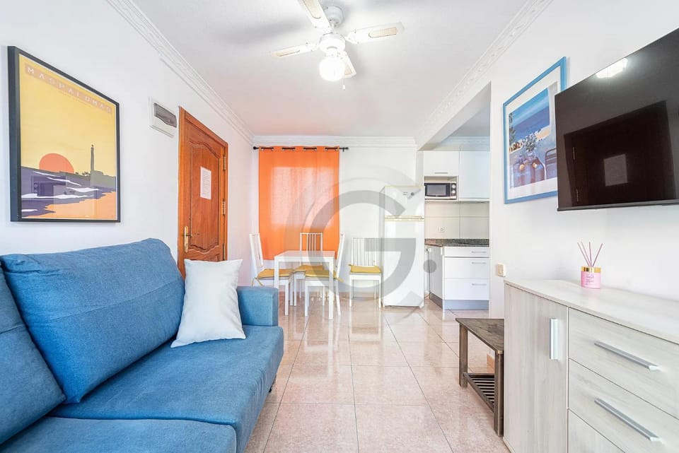 Communal lounge/ TV room, TV and multimedia, Living room, Seating area, Dining area