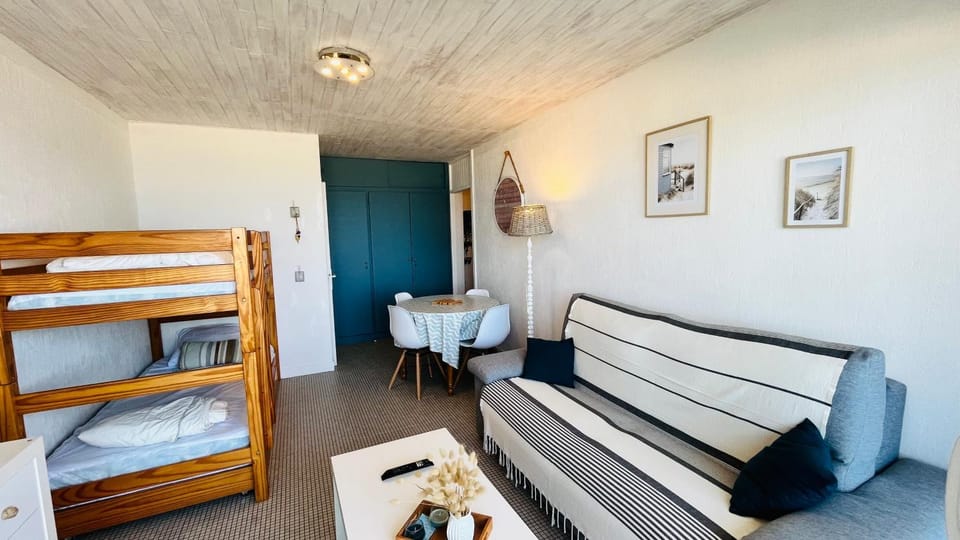 Living room, Dining area, bunk bed