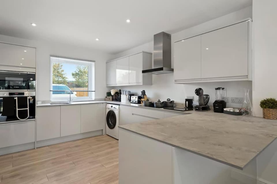 OFFERS 3 Bed House with Free Parking Ideal for Contractors or Relocation Stays Sittingbourne House in Sittingbourne