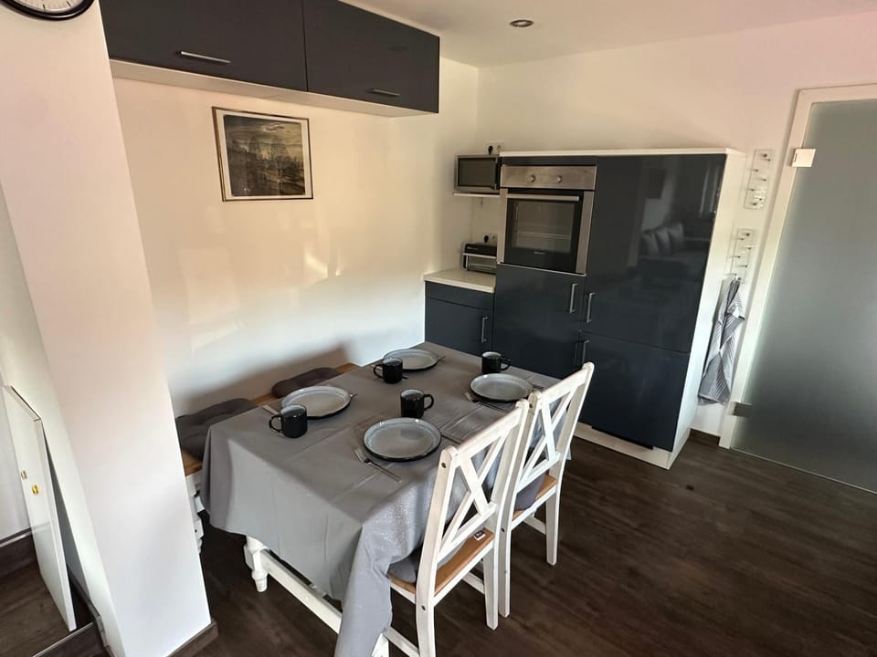 Property building, Kitchen or kitchenette, Living room