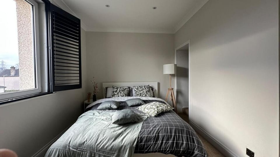 4-bedrooms Clydebank House with 2 bathrooms, separate entrance Villa in Scotland