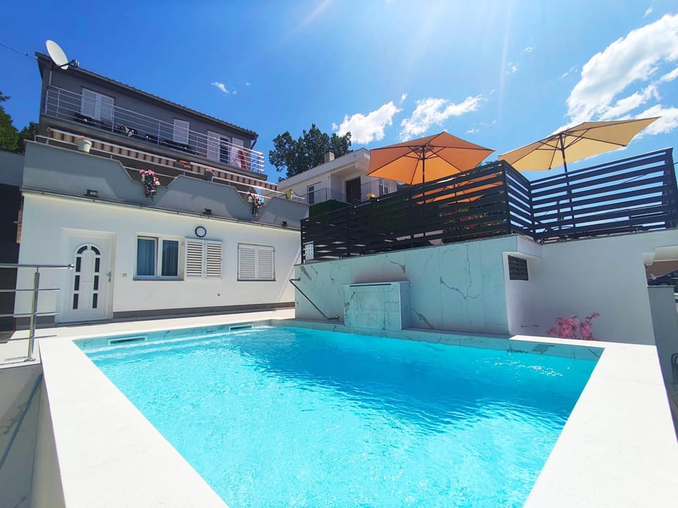 Property building, Swimming pool, sunbed
