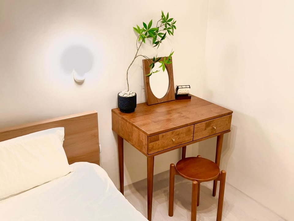 Photo of the whole room, Bedroom