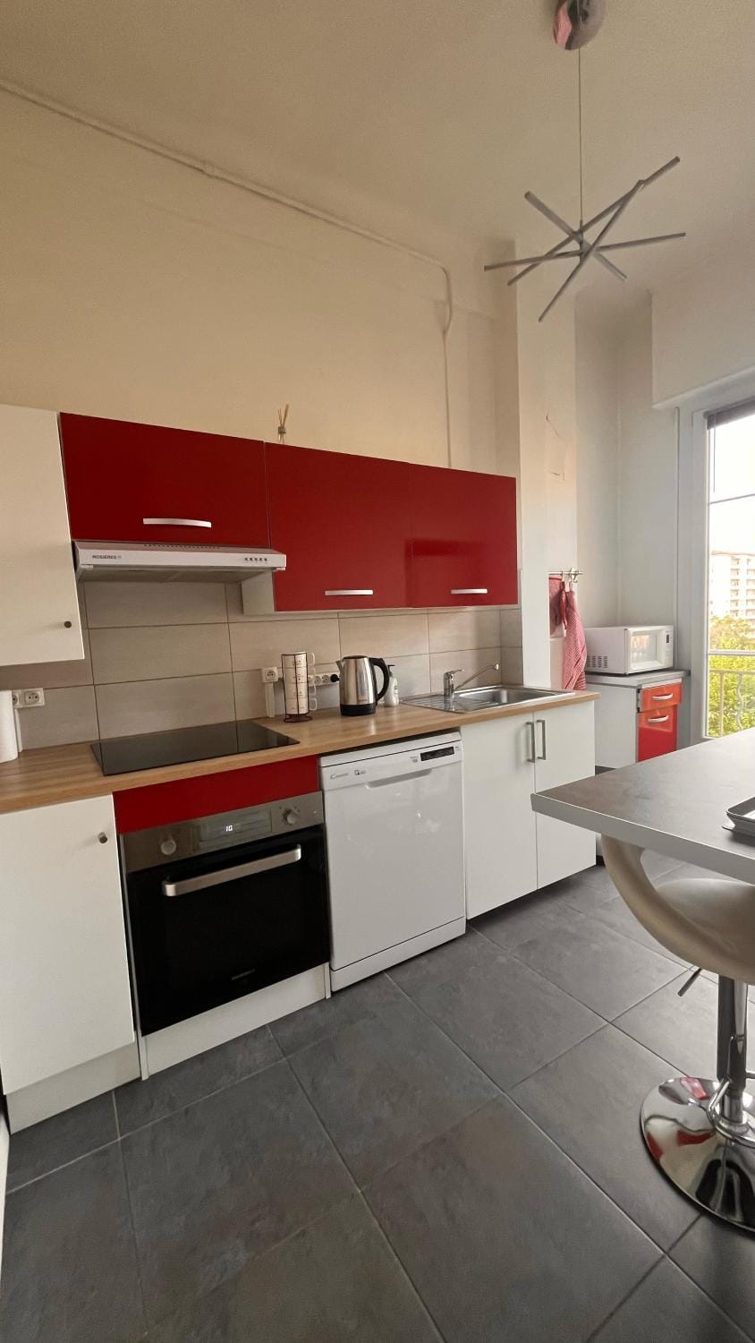 Coffee/tea facilities, Kitchen or kitchenette, Dining area, dishwasher, stove, toaster, kitchen